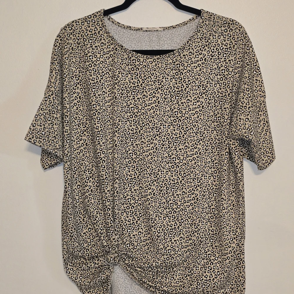 Boutique Chic Leopard Print Knot Front Blouse Size Medium - Picture 1 of 6